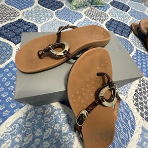 Vionic size 9 Turtle Shell Sandals
